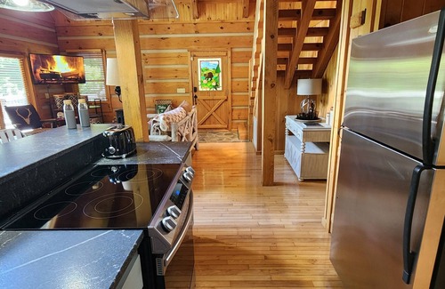 Cherokee Cabin | Serene cabin nestled amid the majesty of the Great Smoky Mountains