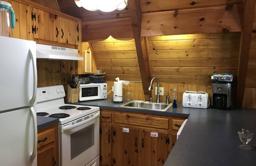 Jay House | Serene chalet-we love dogs.