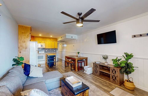 Caine Woods Condo | Serene condo with central AC, deck & washer/dryer - near golf & theme parks