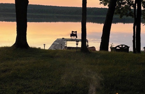 Crandon Cottage | Serene cottage with all you need to relax on charming Bishop Lake