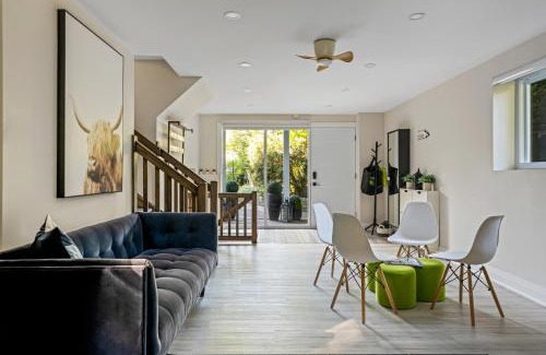 Collingwood House | Serene Cottage within 15 minutes of Skiing and Beach!