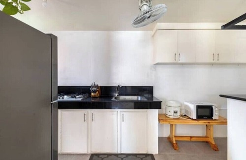 Urdaneta City House | Serene Cozy Air Con Home in Fully-Secured Complex