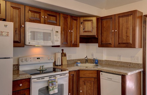 Saddlestring House | Serene Creek Side Cottage Retreat