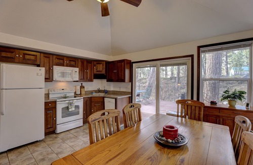 Saddlestring House | Serene Creek Side Cottage Retreat