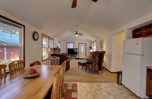 Saddlestring House | Serene Creek Side Cottage Retreat