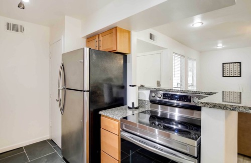 Knox - Henderson Condo | Serene Dallas Condo w/Pool - Walkable Location!