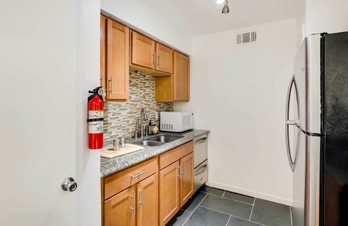 Knox - Henderson Condo | Serene Dallas Condo w/Pool - Walkable Location!