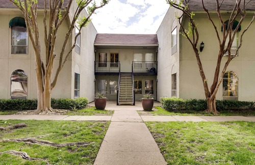 Knox - Henderson Apartment | Serene Dallas Condo w/Pool - Walkable Location!