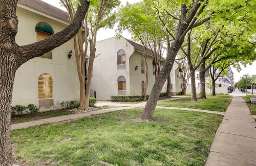 Knox - Henderson Apartment | Serene Dallas Condo w/Pool - Walkable Location!