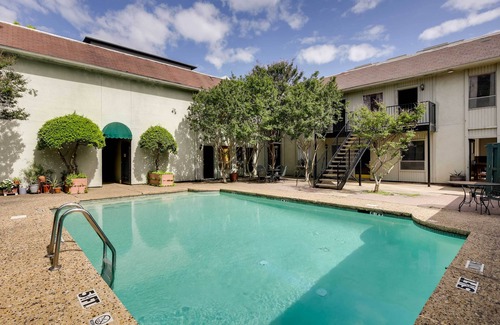 Knox - Henderson Apartment | Serene Dallas Condo w/Pool - Walkable Location!