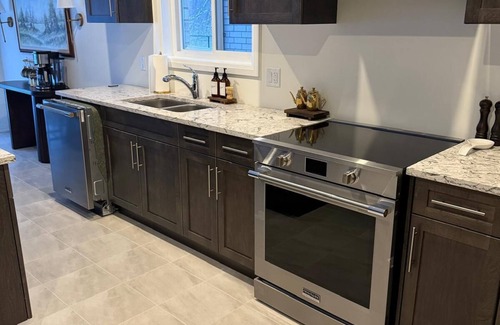 Thorold House | Serene Escape Near Niagara Fallsnby Hunza Royal Stays