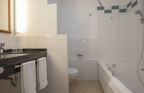 Hoevelaken House | Serene Escape Perfect for Family Adventures Near The Mondriaan House