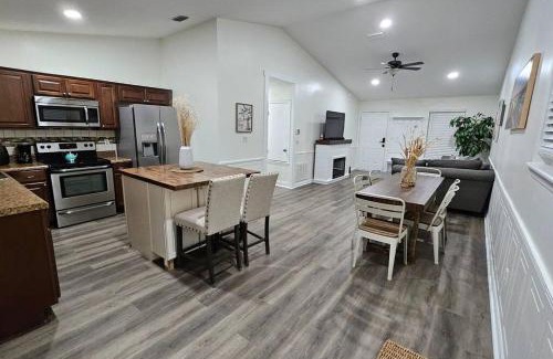 Northside House | Serene Family Retreat Jax w/Pool + Firepit.