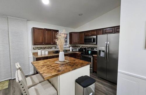 Northside House | Serene Family Retreat Jax w/Pool + Firepit.