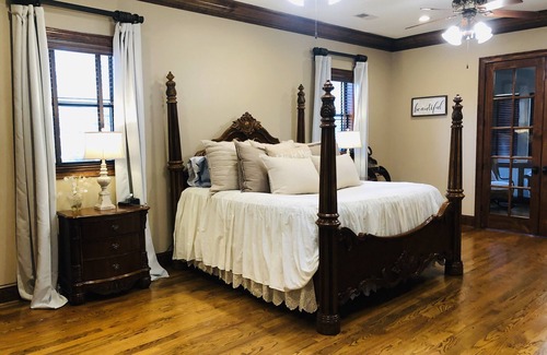 Como Other | Serene Farmhouse on 50 acres with Lagoon Pool and Private Lake