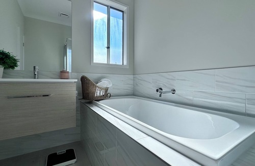 Loganlea House | Serene Forest Retreat - Brand New Home with Sunny Backyard, BBQ + Superfast WIFI