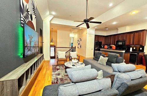 Woodlake - Briar Meadow House | Serene Galleria Escape | King Bed, Private Patio, Prime Location!
