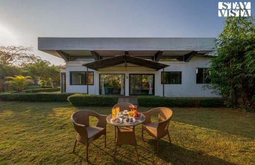 Wadgaon Villa | Serene Garden by VEO - Part of StayVista with Pool and Lawn area