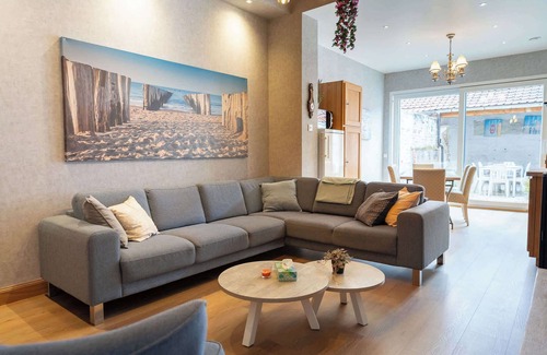 Ieper House | Serene Getaway with Stunning Views