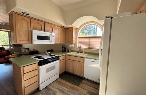 Oak Creek Villa | Serene Golfside Retreat