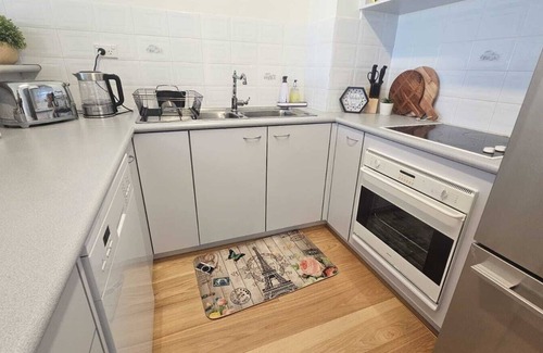 Narrabundah Apartment | Serene hideaway retreat with breathtaking panoramic views.