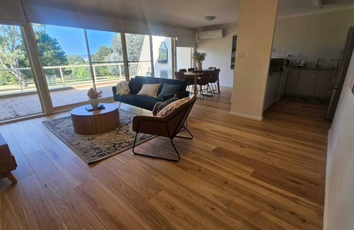 Narrabundah Apartment | Serene hideaway retreat with breathtaking panoramic views.