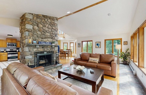 Naples House | Serene Hilltop Home with Breathtaking Mountain Views, Fireplace, and Wifi