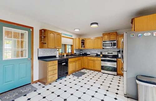 Naples House | Serene Hilltop Home with Breathtaking Mountain Views, Fireplace, and Wifi