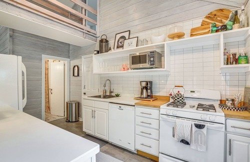 Holmes Cottage | Serene Holmes Cottage Near Lakes & Trails!