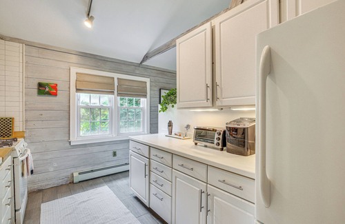 Holmes Cottage | Serene Holmes Cottage Near Lakes & Trails!