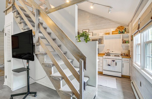Holmes Cottage | Serene Holmes Cottage Near Lakes & Trails!