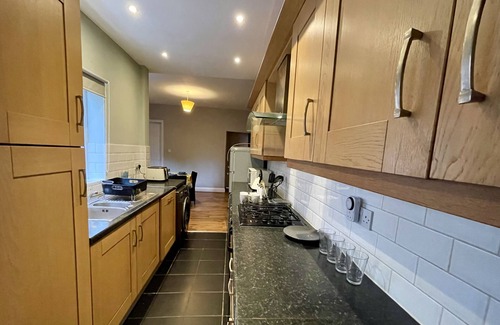 Bedworth House | Serene Home: 4BR Getaway in Bedworth