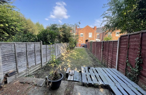 Bedworth House | Serene Home: 4BR Getaway in Bedworth