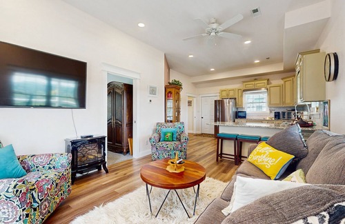 Seymour House | Serene home with amazing views, wifi, and front porch w/swing