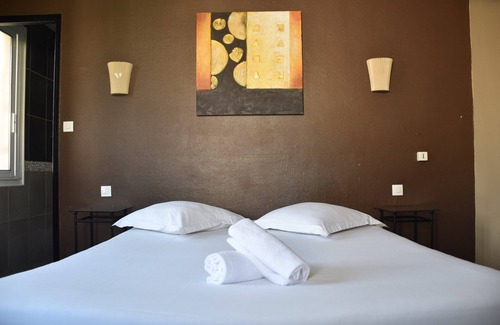 Sanary-sur-Mer Hotel | Serene Hotel Experience with Lush Gardens and Relaxing Sun Deck