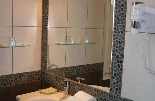 Sanary-sur-Mer Hotel | Serene Hotel Experience with Lush Gardens and Relaxing Sun Deck