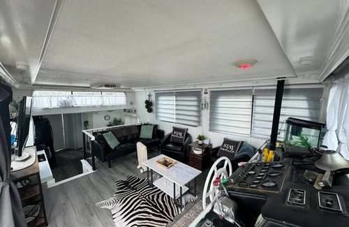 Osborne Boat Rental | "Serene Houseboat Hideaway"nn