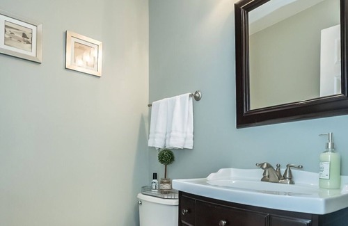 O'Fallon House | Serene Ivory*Fireplace*Fenced Yard* Dogs Welcome!
