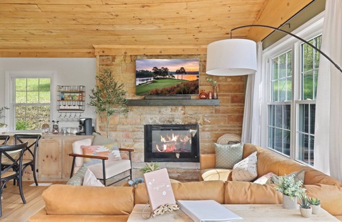 Crittenden House | Serene Kentucky Lake Cabin Hot tub, Kayaks, Quiet Space, 15 min to Ark