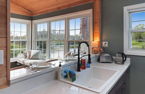 Crittenden House | Serene Kentucky Lake Cabin Hot tub, Kayaks, Quiet Space, 15 min to Ark