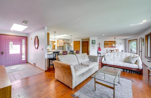 La Conner House | Serene La Conner Retreat with Fireplace and Deck!