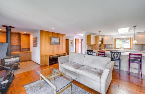 La Conner House | Serene La Conner Retreat with Fireplace and Deck!