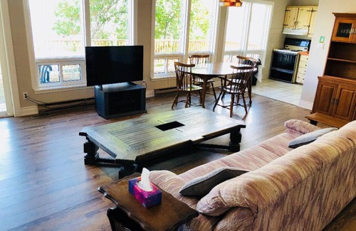 Roseneath Cottage | Serene LakeFront Cottage