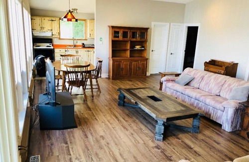 Roseneath Cottage | Serene LakeFront Cottage