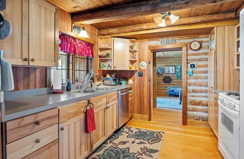 Charlevoix Cabin | Serene Lakeside Cottage with Stunning Sunsets, Just Minutes from Charlevoix!