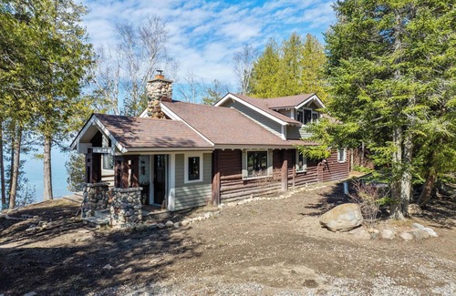 Charlevoix Cabin | Serene Lakeside Cottage with Stunning Sunsets, Just Minutes from Charlevoix!