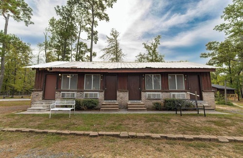 Dry Creek Cabin | Serene Lakeside Escape: Your Cabin Hideaway at Bundick Lake Retreat