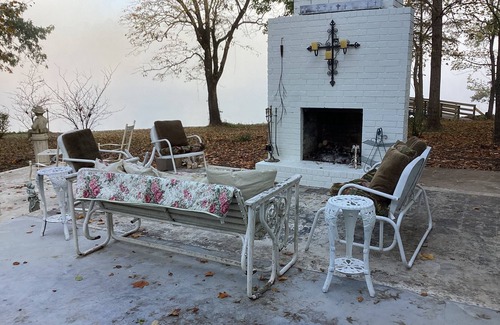 Houston Cabin | Serene Lakeside Getaway: Cozy Cabin on Harris Brake Lake, Arkansas