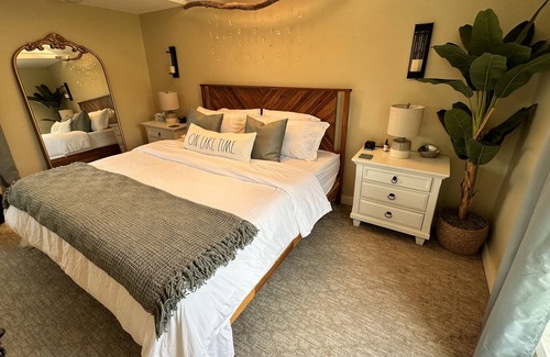 Homer Cottage | Serene Lakeside Retreat: Cozy Cottage w/ King BR, Lake Views, Kayaking, Firepit!