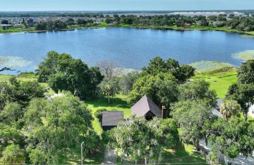 Winter Haven House | Serene Lakeside Retreat- 3 Bdr Romantic Getaway